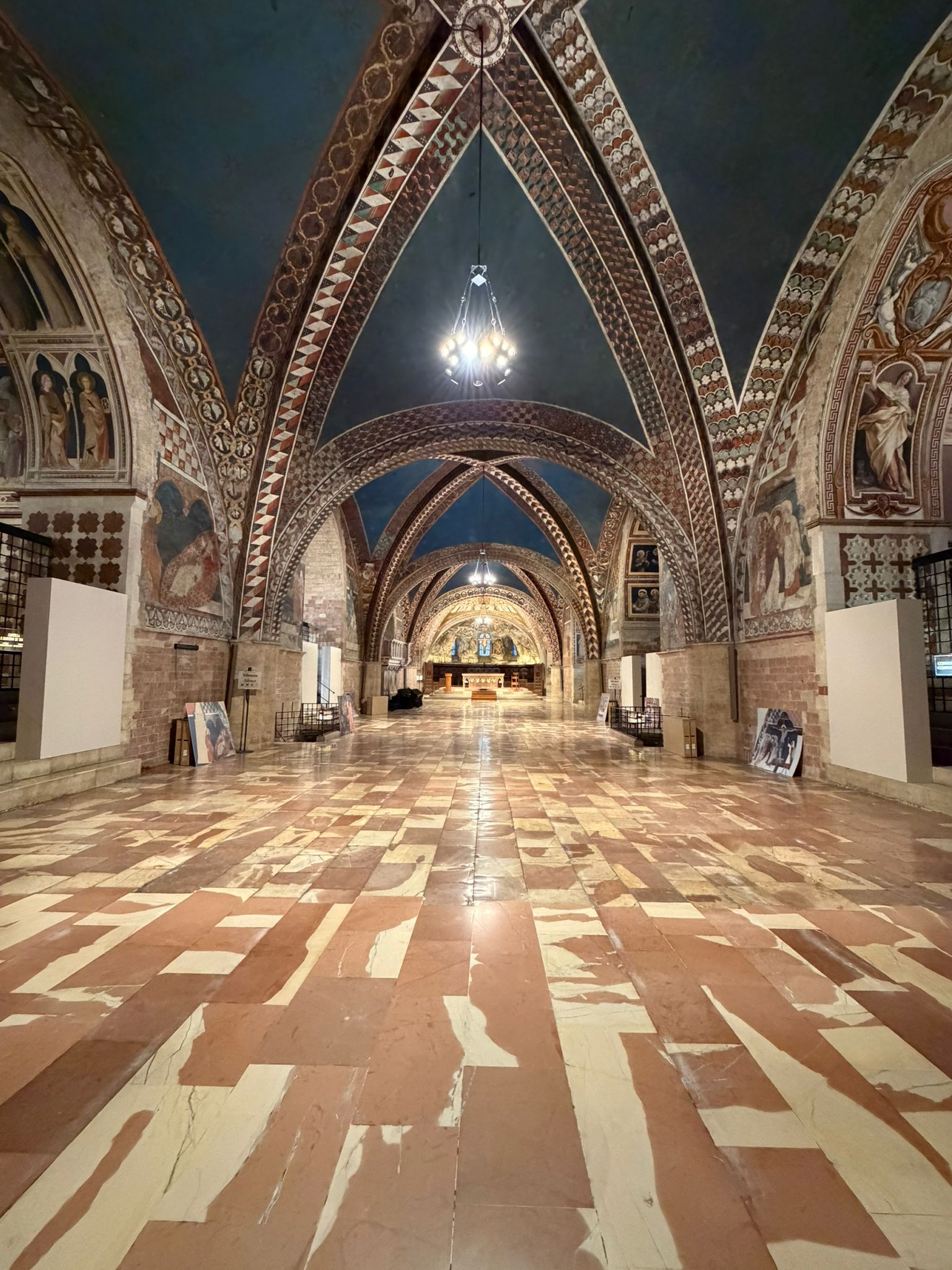 In corso i lavori di allestimento nella chiesa inferiore della Basilica