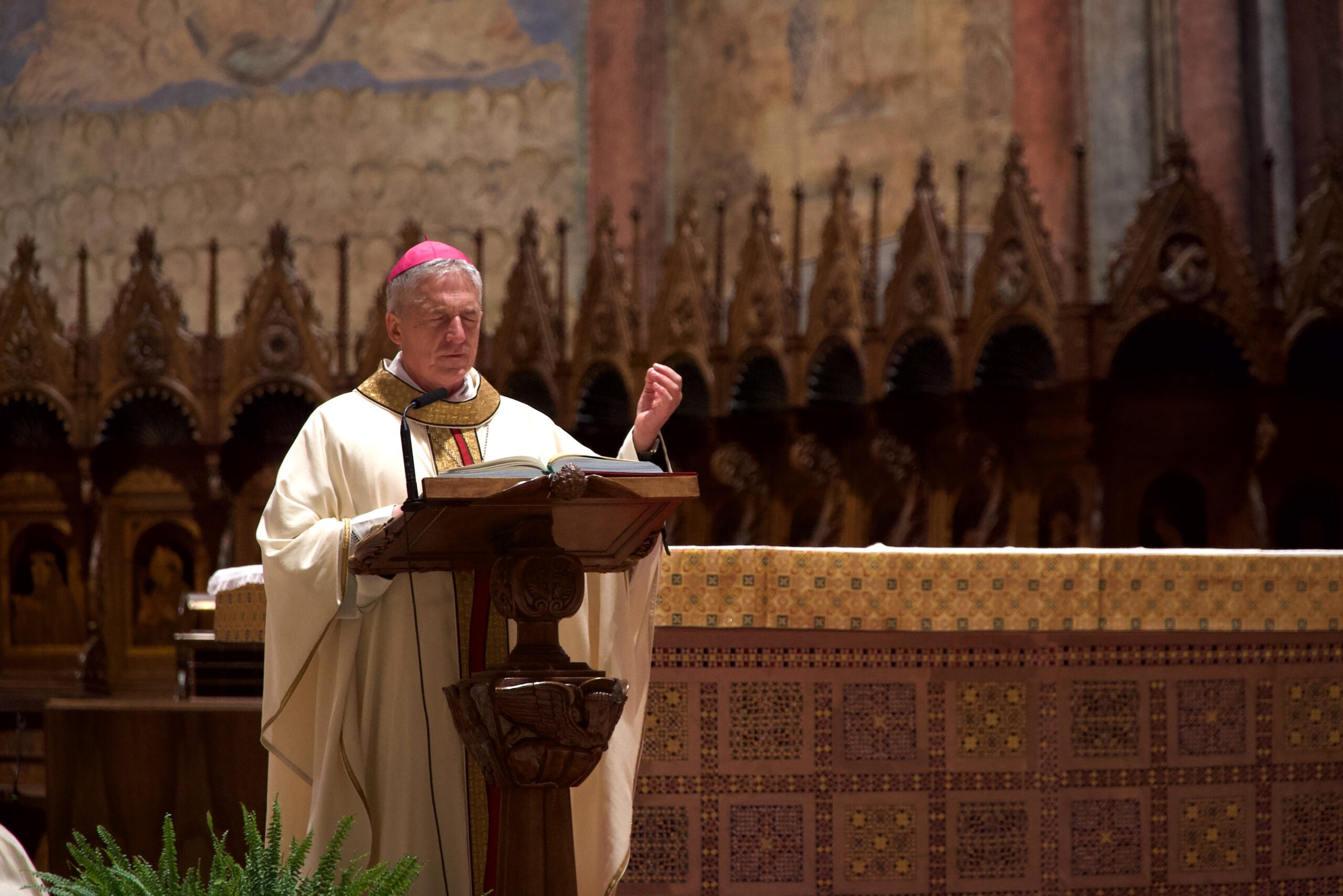 Di fronte all’Amore Crocifisso: la scelta radicale dell’accoglienza