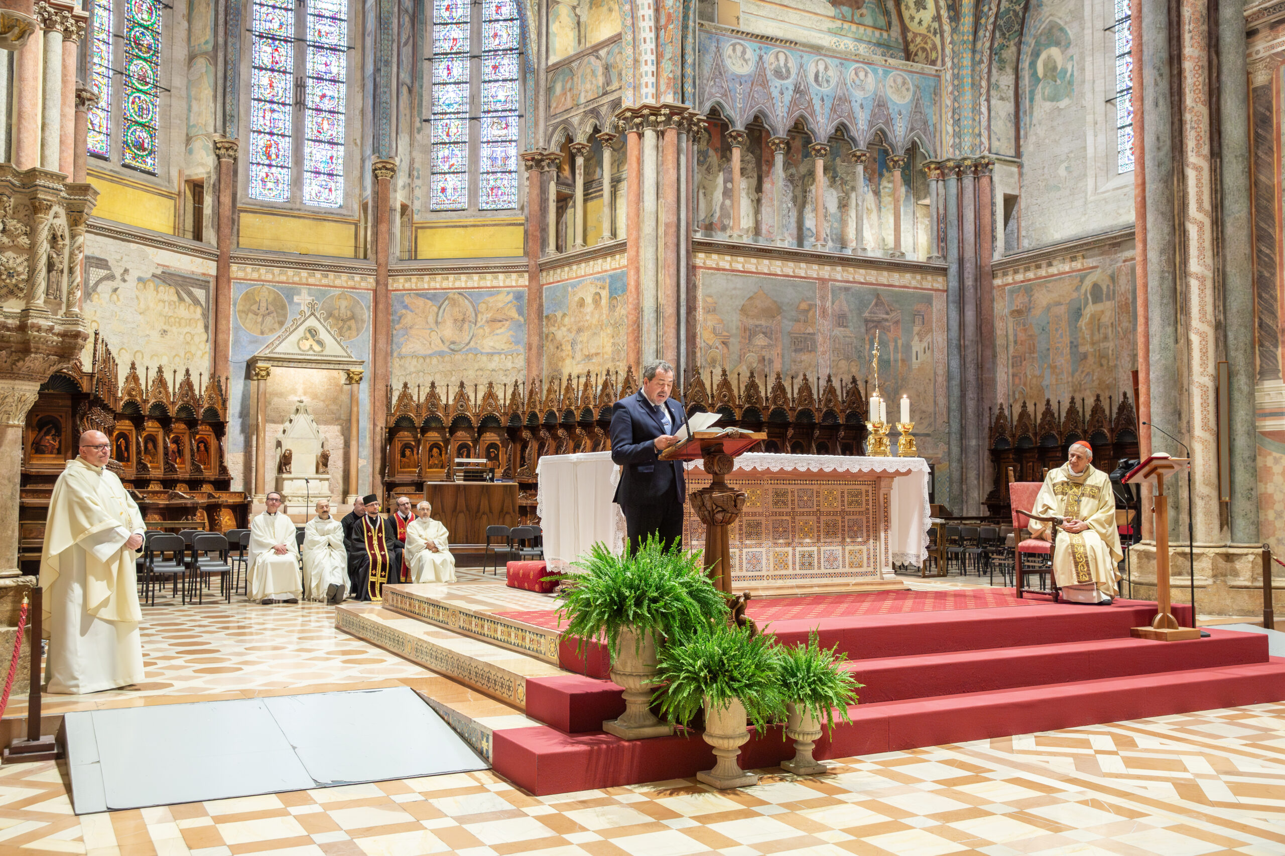 Il Card. Zuppi e l’Ambasciatore ucraino Yurash in Basilica per la pace