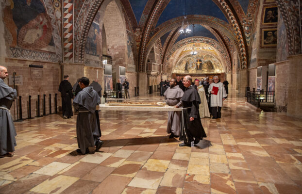 Venerazione delle spoglie mortali di san Francesco: ieri sera in Basilica il rito della reposizione nella tomba
