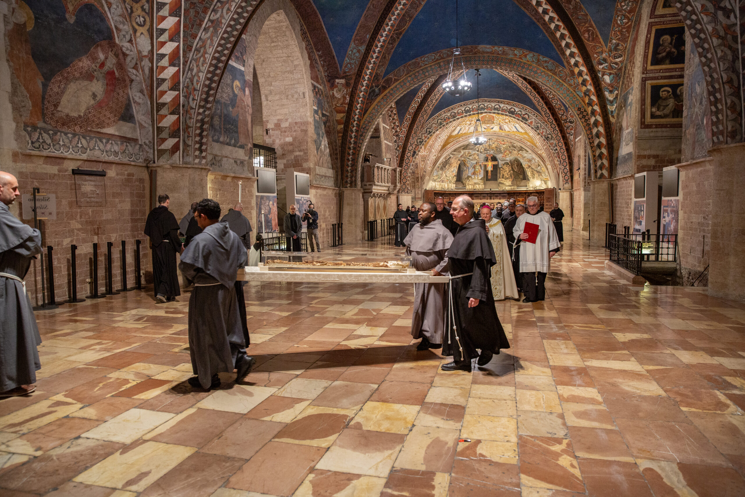 Venerazione delle spoglie mortali di san Francesco: ieri sera in Basilica il rito della reposizione nella tomba
