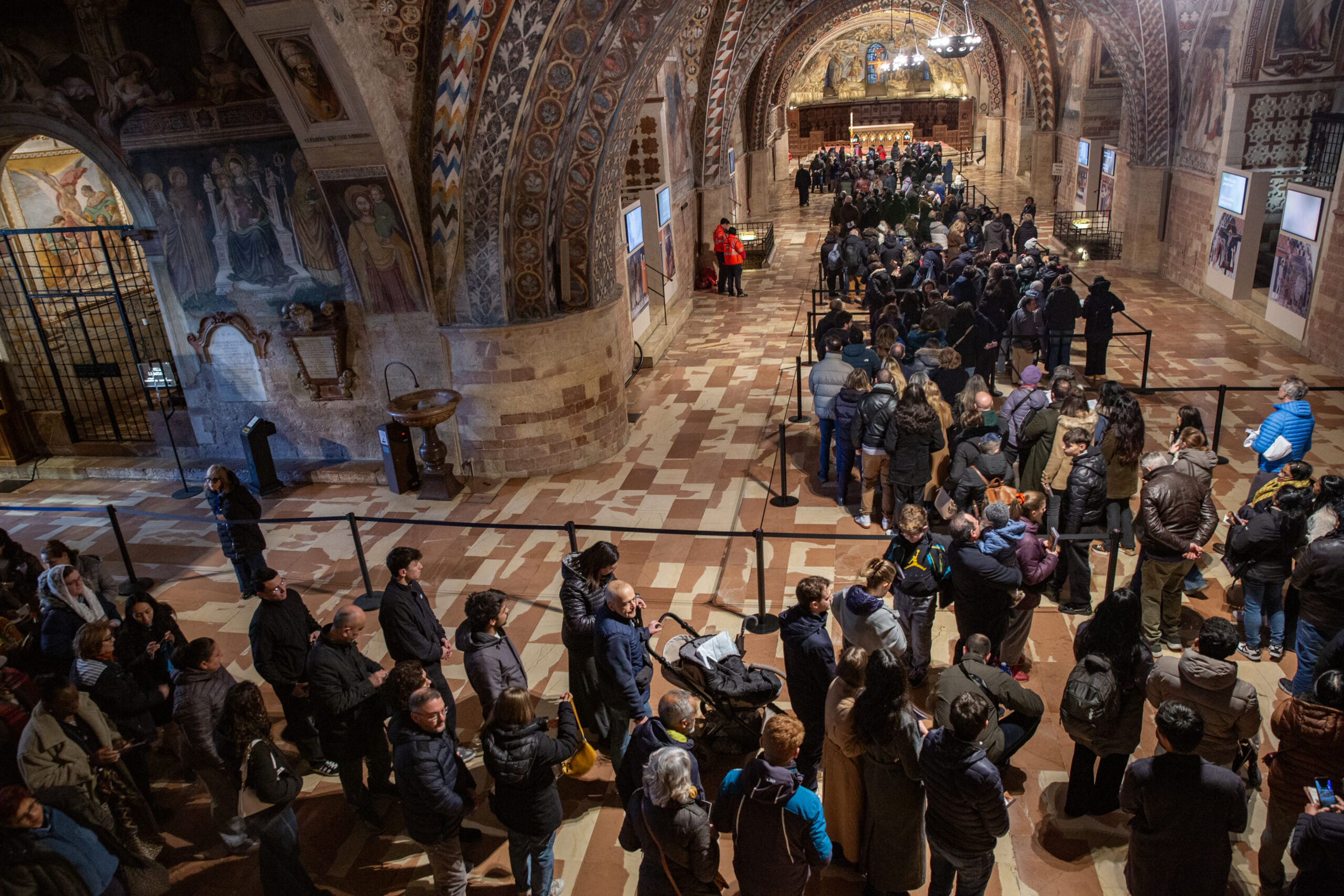 Venerazione delle spoglie mortali di san Francesco: circa centomila pellegrini nella prima settimana