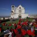 la piazza superiore di San Francesco gremita per la presenza di pellegrini